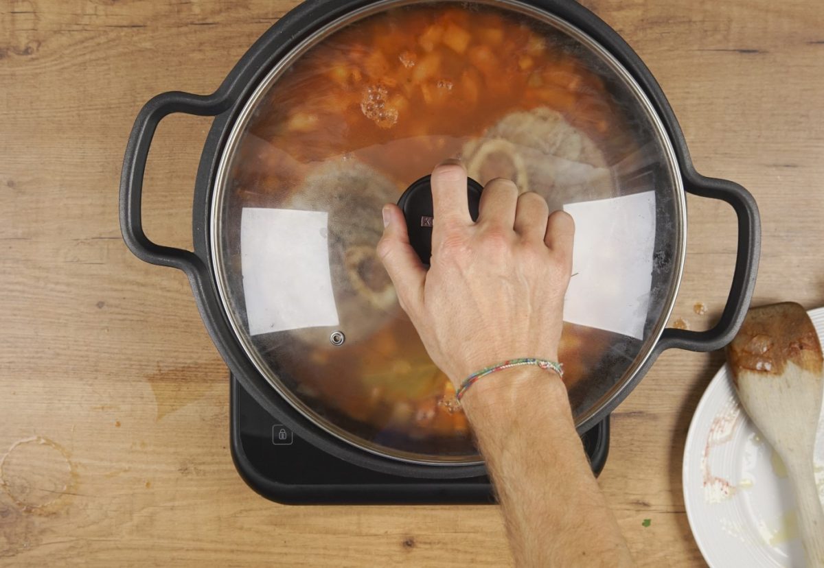 Ossobuco guisado con verduras y acompañado de gremolata. Receta italiana paso a paso