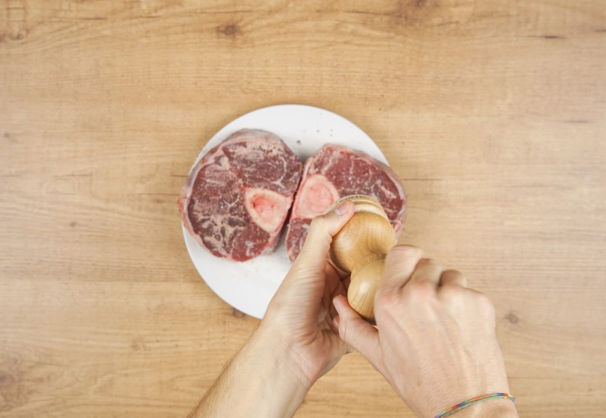 Ossobuco guisado con verduras y acompañado de gremolata. Receta italiana paso a paso