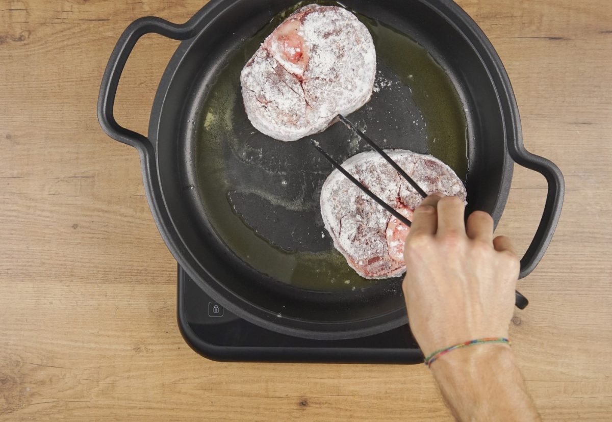 Ossobuco guisado con verduras y acompañado de gremolata. Receta italiana paso a paso
