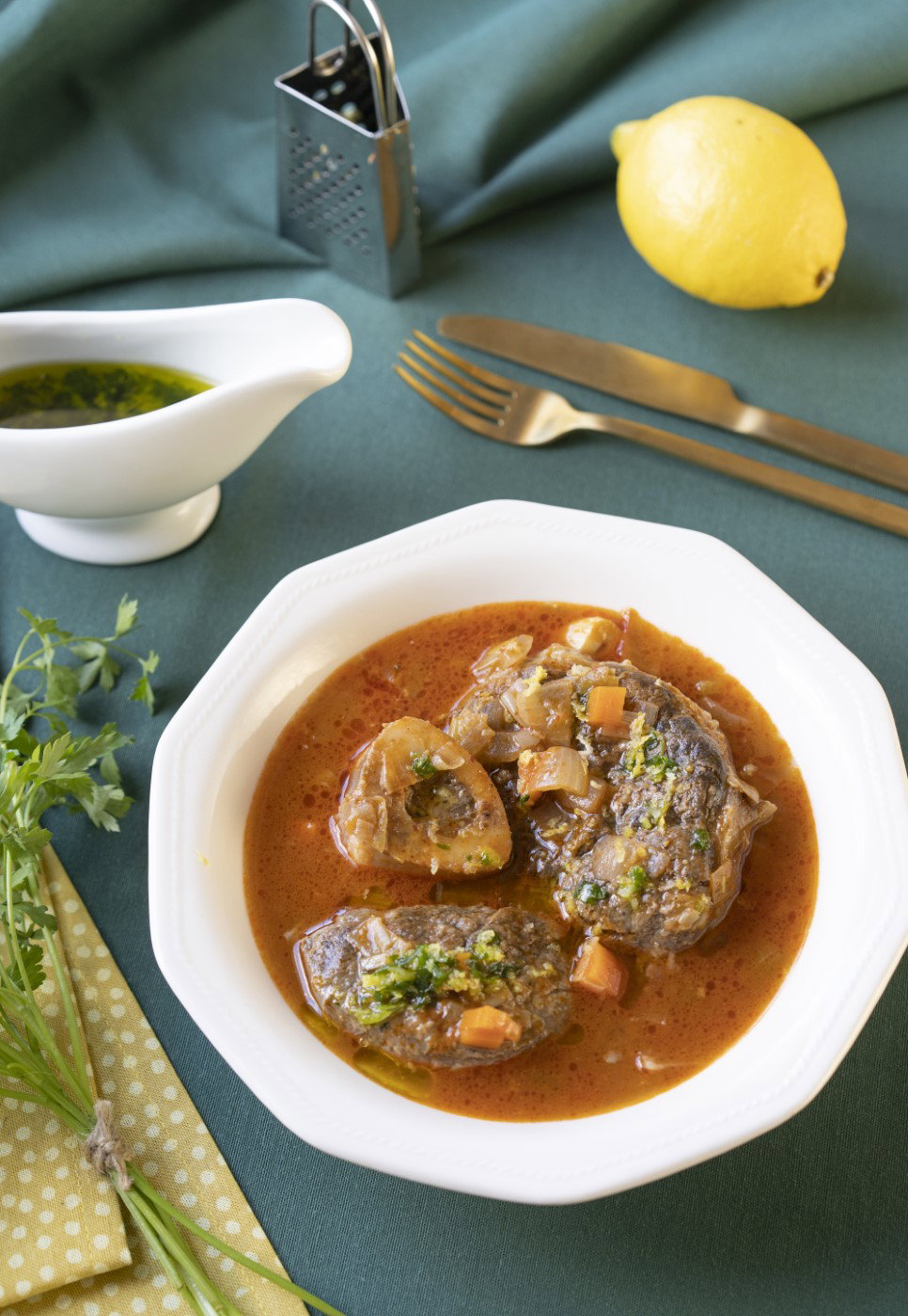 Ossobuco guisado con verduras y acompañado de gremolata. Receta italiana paso a paso