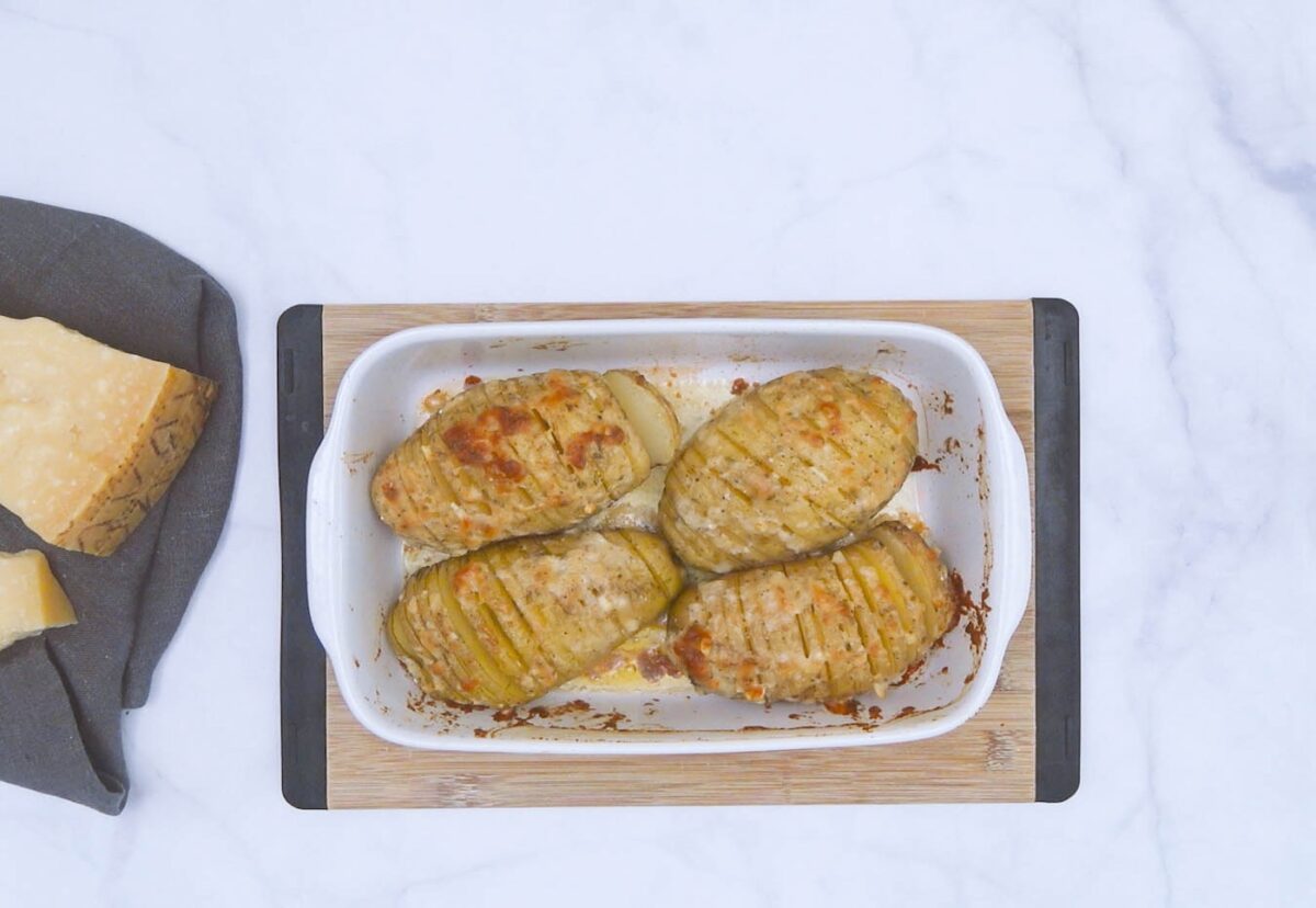 Patatas asadas Hasselback con Grana Padano