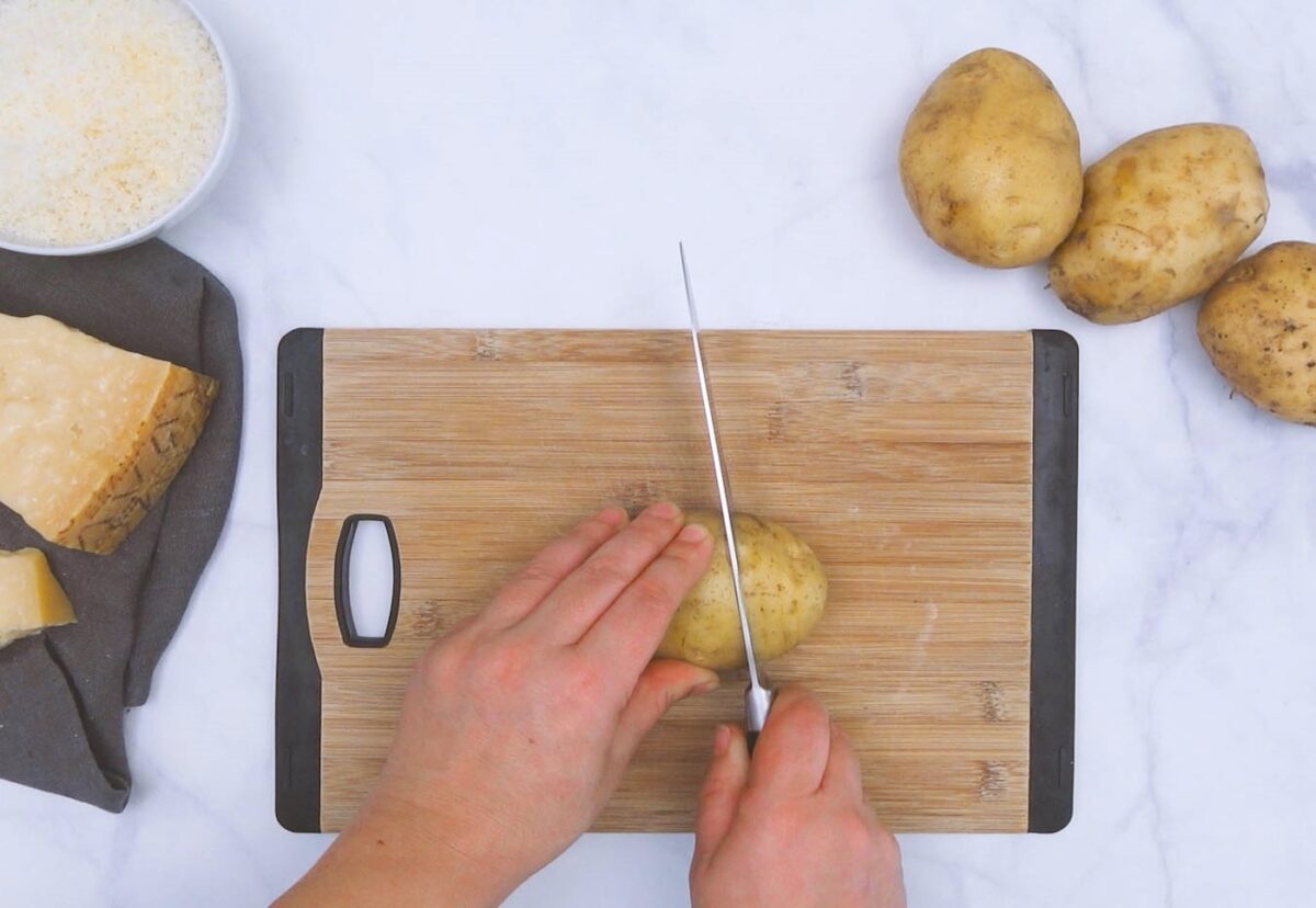 Patatas asadas Hasselback con Grana Padano