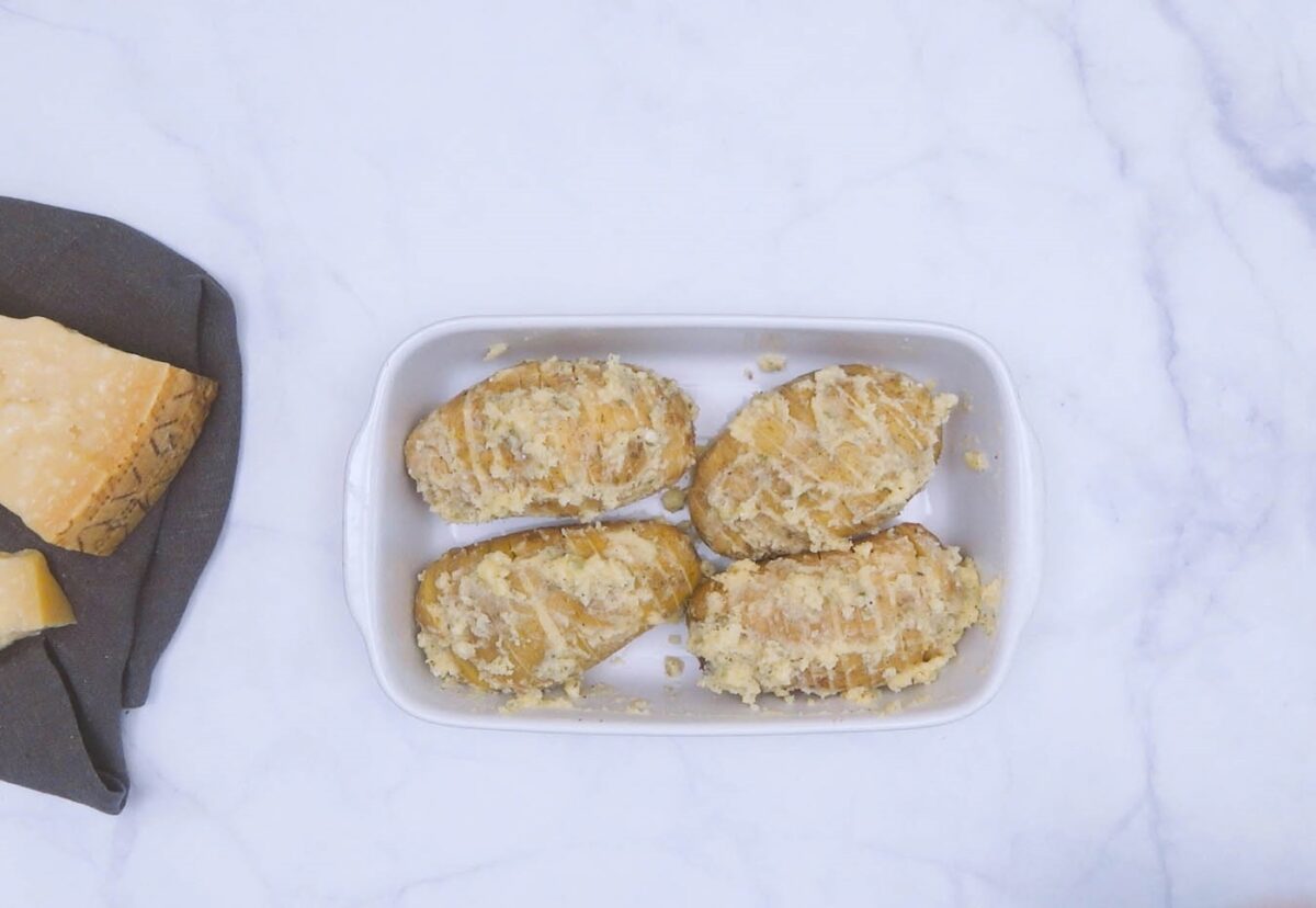 Patatas asadas Hasselback con Grana Padano