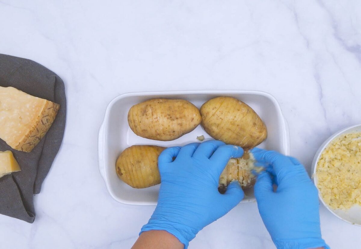 Patatas asadas Hasselback con Grana Padano
