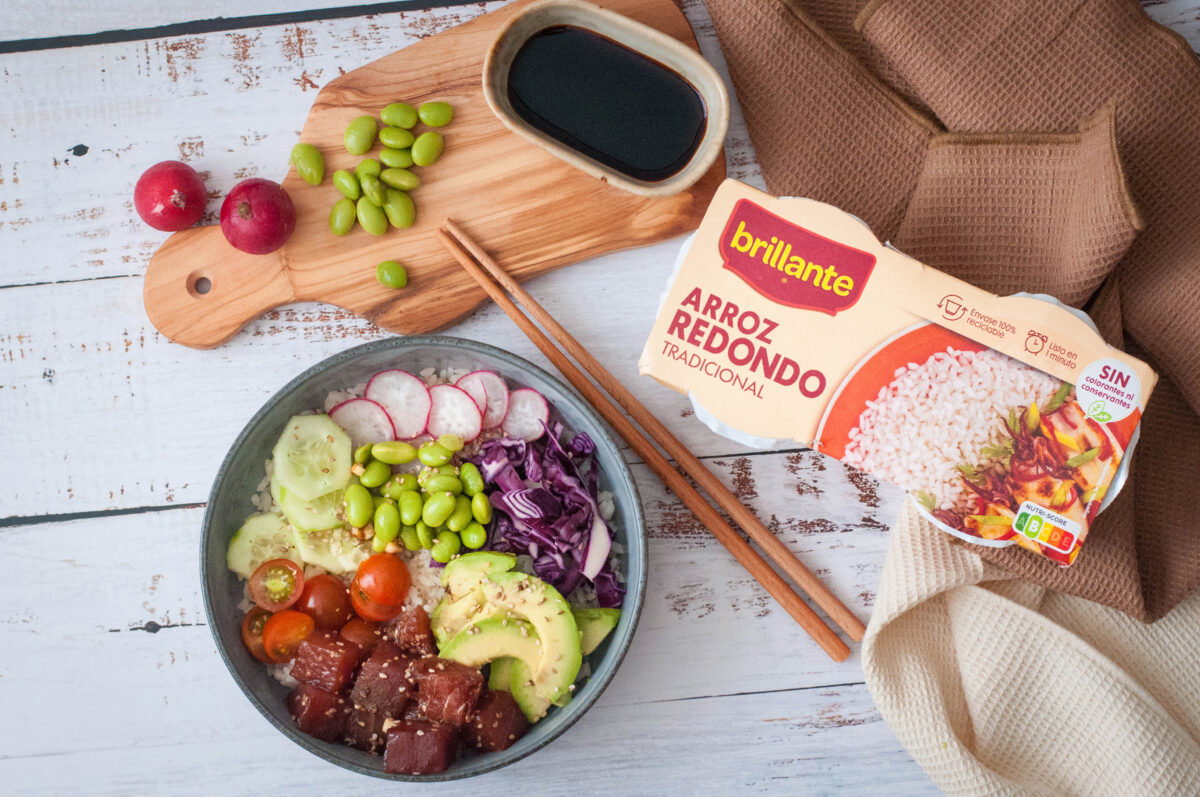 Poke bowl de arroz y atún fresco. Receta fácil, equilibrada y sabrosa paso a paso