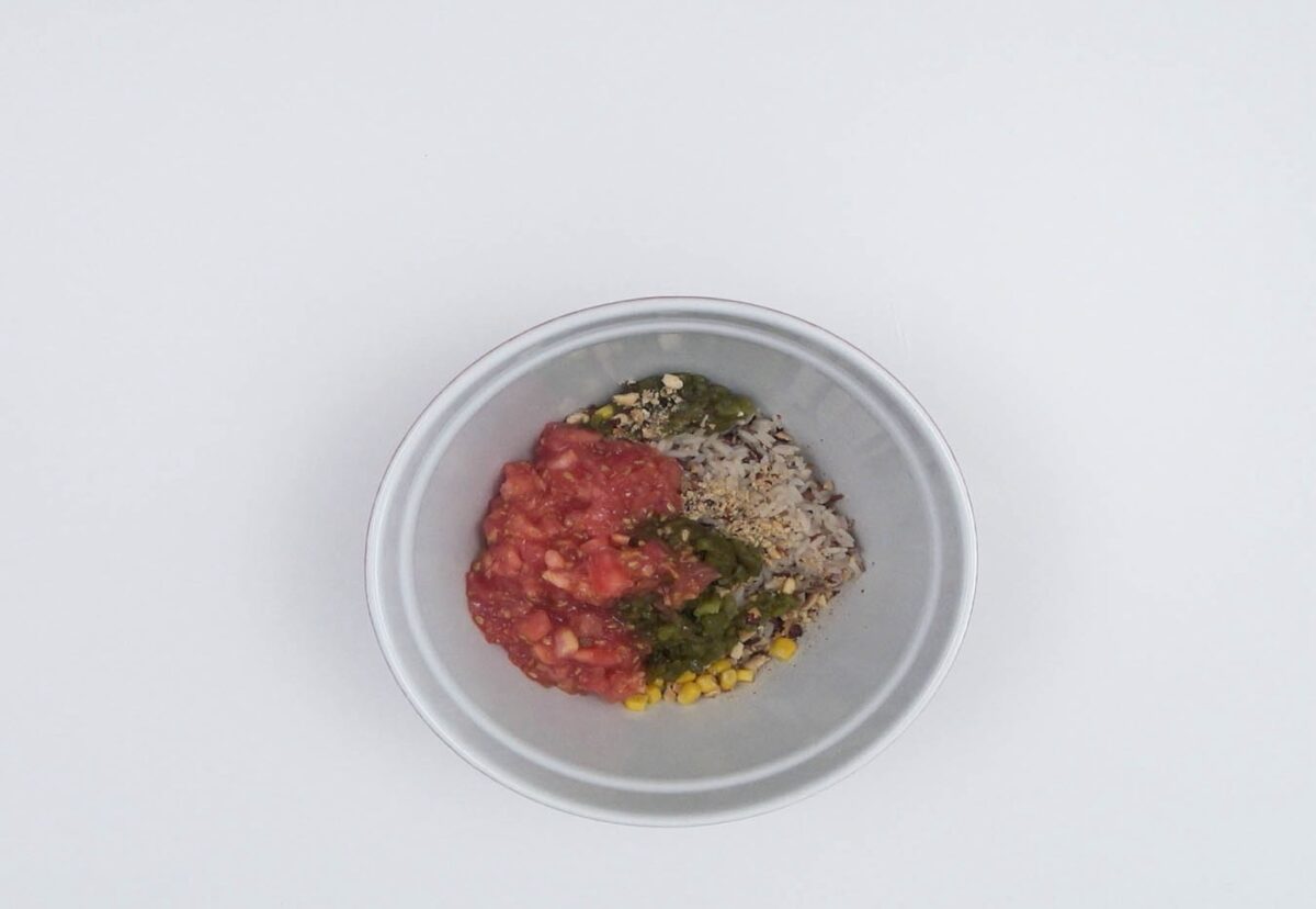 Tomates rellenos de ensalada de arroz. Receta para triunfar en verano