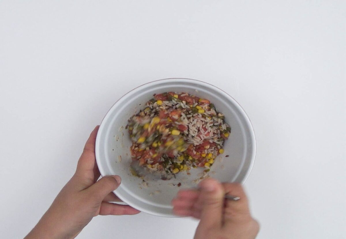 Tomates rellenos de ensalada de arroz. Receta para triunfar en verano