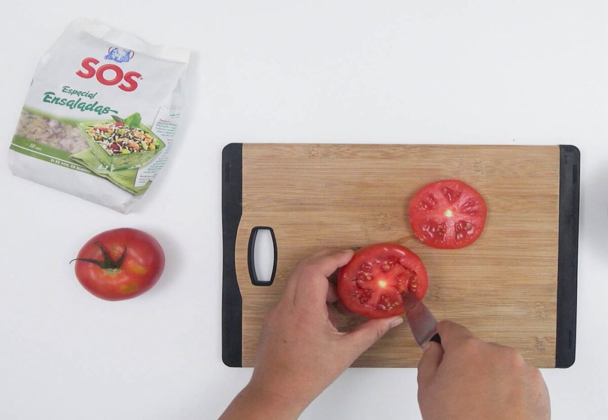 Tomates rellenos de ensalada de arroz. Receta para triunfar en verano
