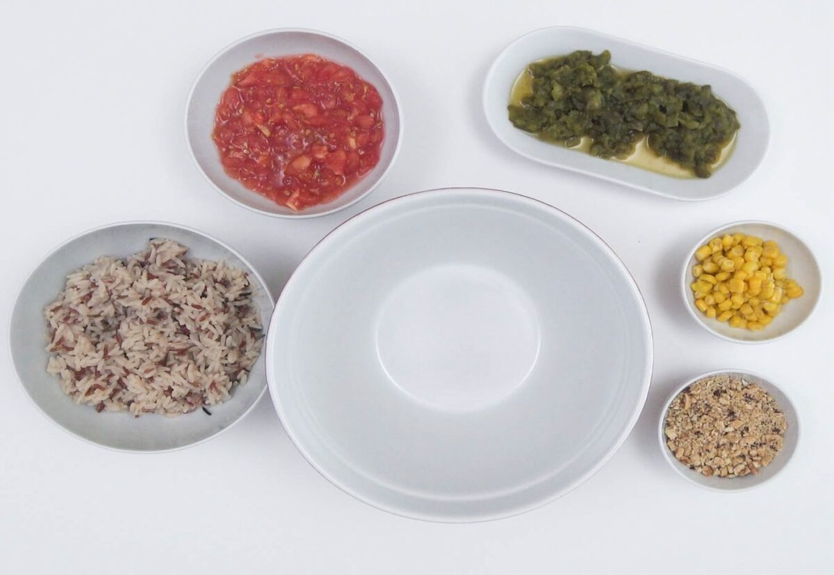 Tomates rellenos de ensalada de arroz. Receta para triunfar en verano