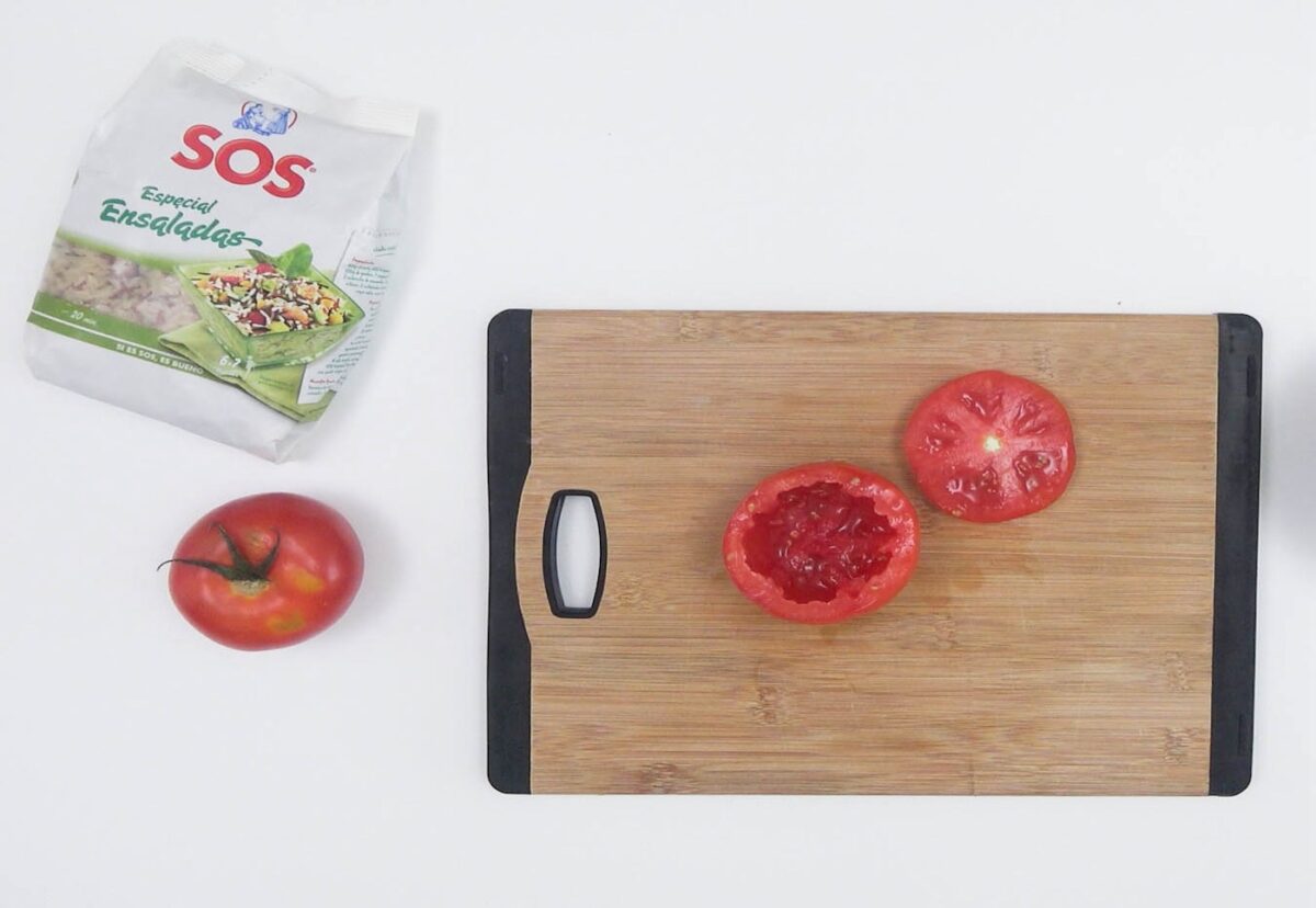 Tomates rellenos de ensalada de arroz. Receta para triunfar en verano