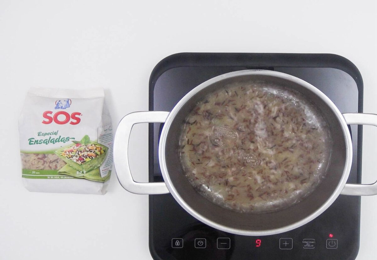 Tomates rellenos de ensalada de arroz. Receta para triunfar en verano