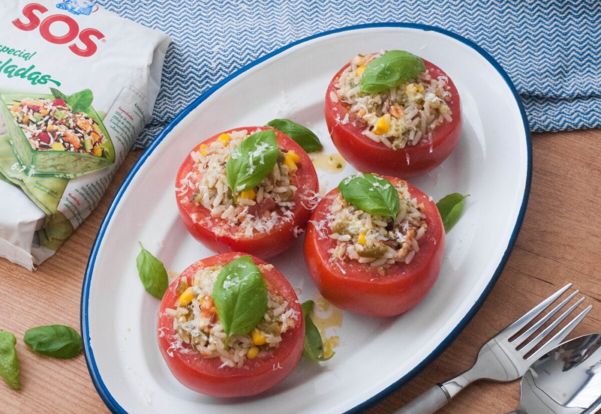 Tomates rellenos de ensalada de arroz. Receta para triunfar en verano