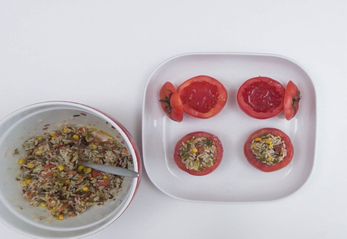 Tomates rellenos de ensalada de arroz. Receta para triunfar en verano