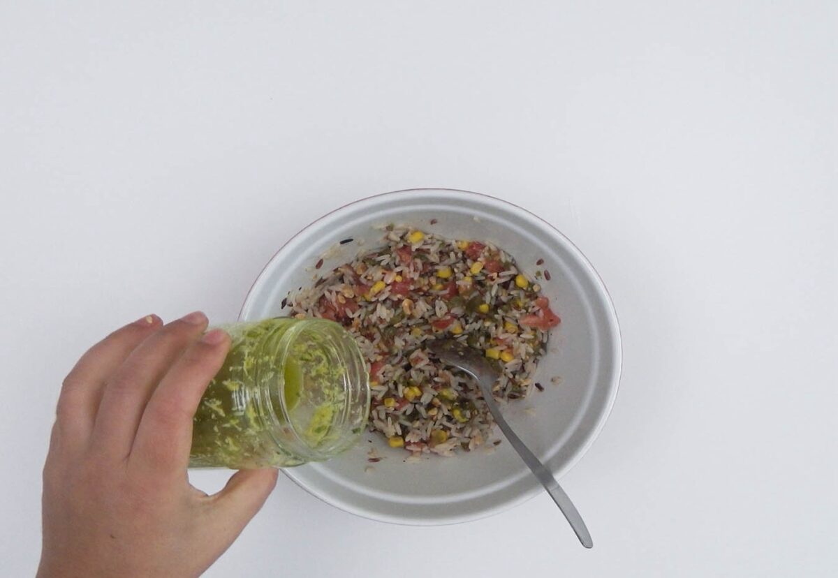 Tomates rellenos de ensalada de arroz. Receta para triunfar en verano
