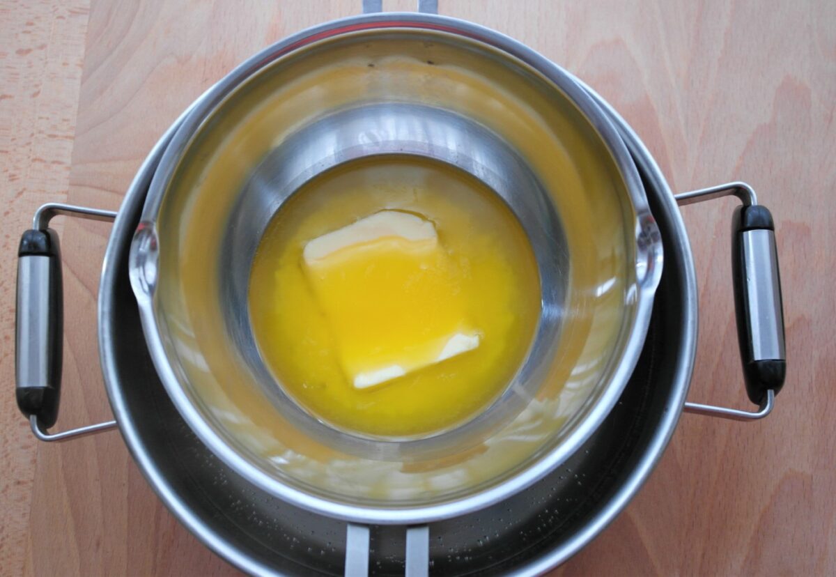 Cómo hacer salsa holandesa casera. Receta paso a paso con trucos y consejos