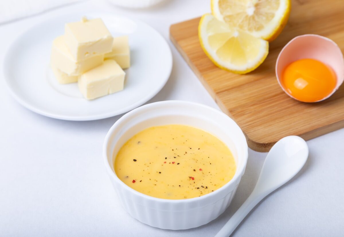 Cómo hacer salsa holandesa casera. Receta paso a paso con trucos y consejos