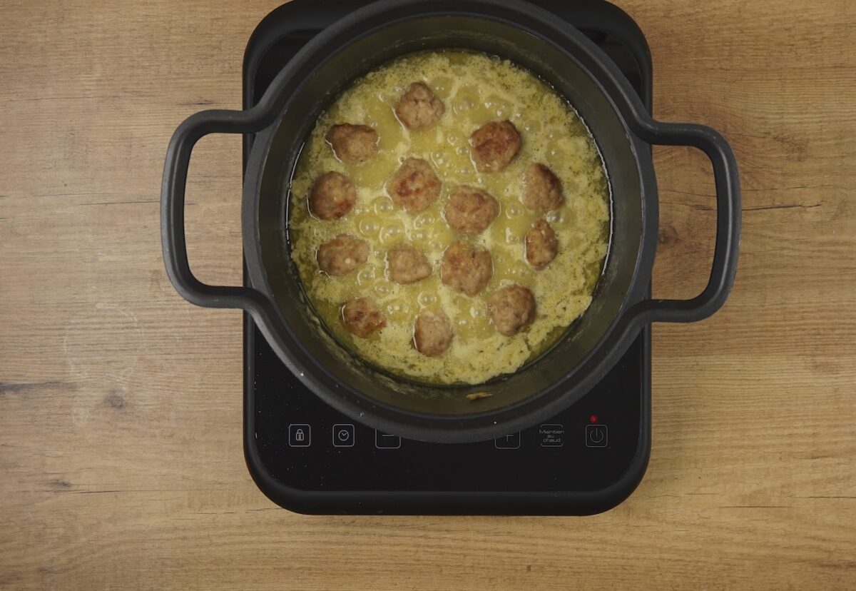 Albóndigas con salsa al curry y patatas