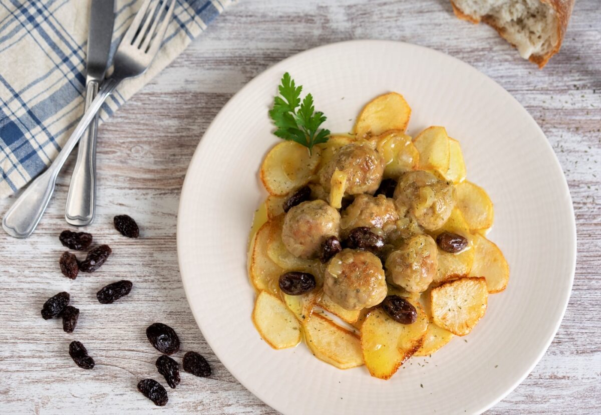 Albóndigas con salsa al curry y patatas