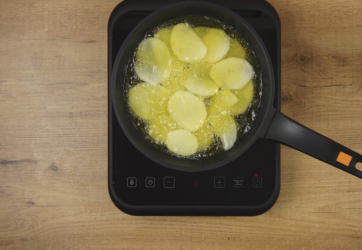 Albóndigas con salsa al curry y patatas
