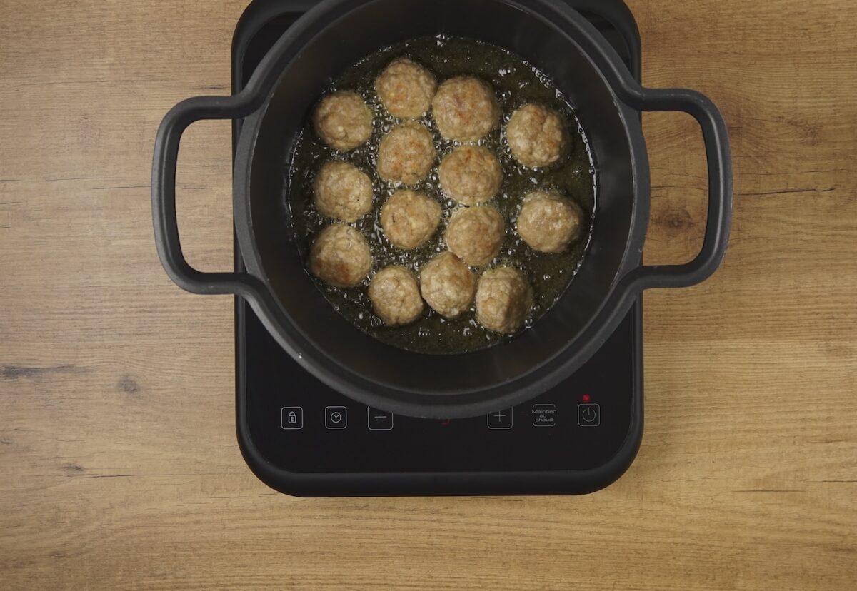 Albóndigas con salsa al curry y patatas