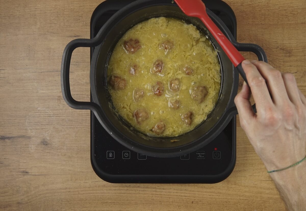 Albóndigas con salsa al curry y patatas
