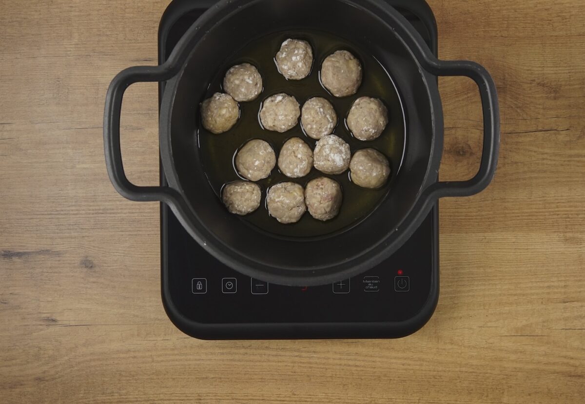 Albóndigas con salsa al curry y patatas