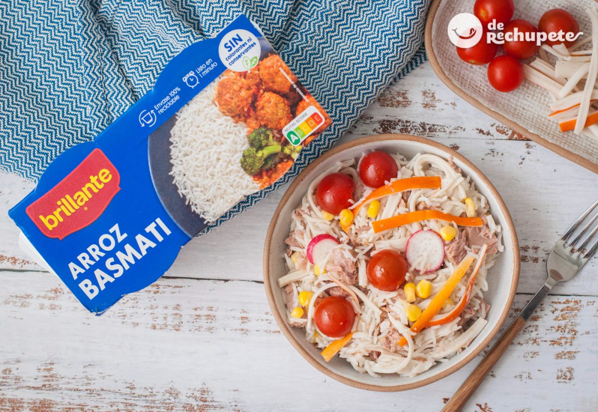 Cómo hacer una ensalada de arroz, palitos de cangrejo y atún. Receta marinera para el verano