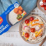 Cómo hacer una ensalada de arroz, palitos de cangrejo y atún. Receta marinera para el verano