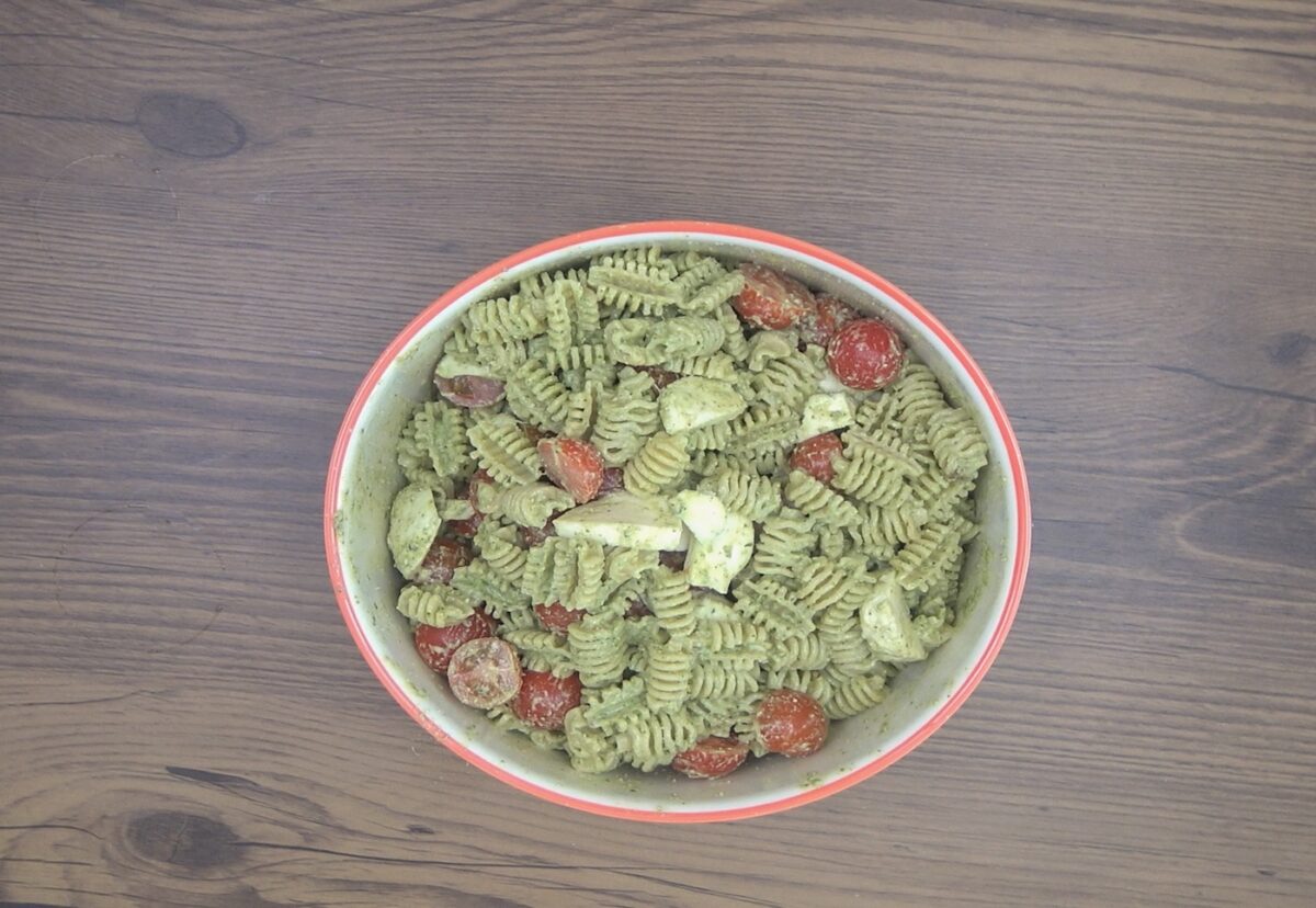 Ensalada de pasta con pesto de nueces. Radiatori con pesto