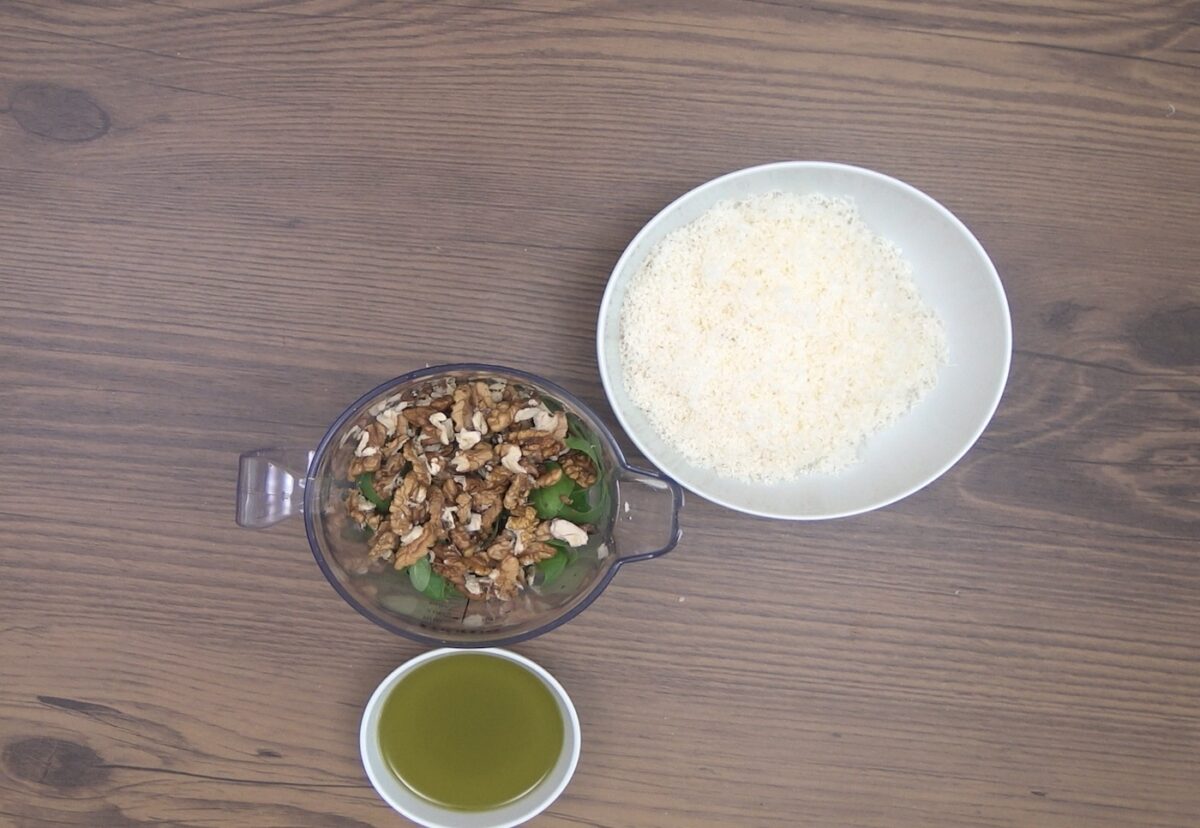 Ensalada de pasta con pesto de nueces. Radiatori con pesto