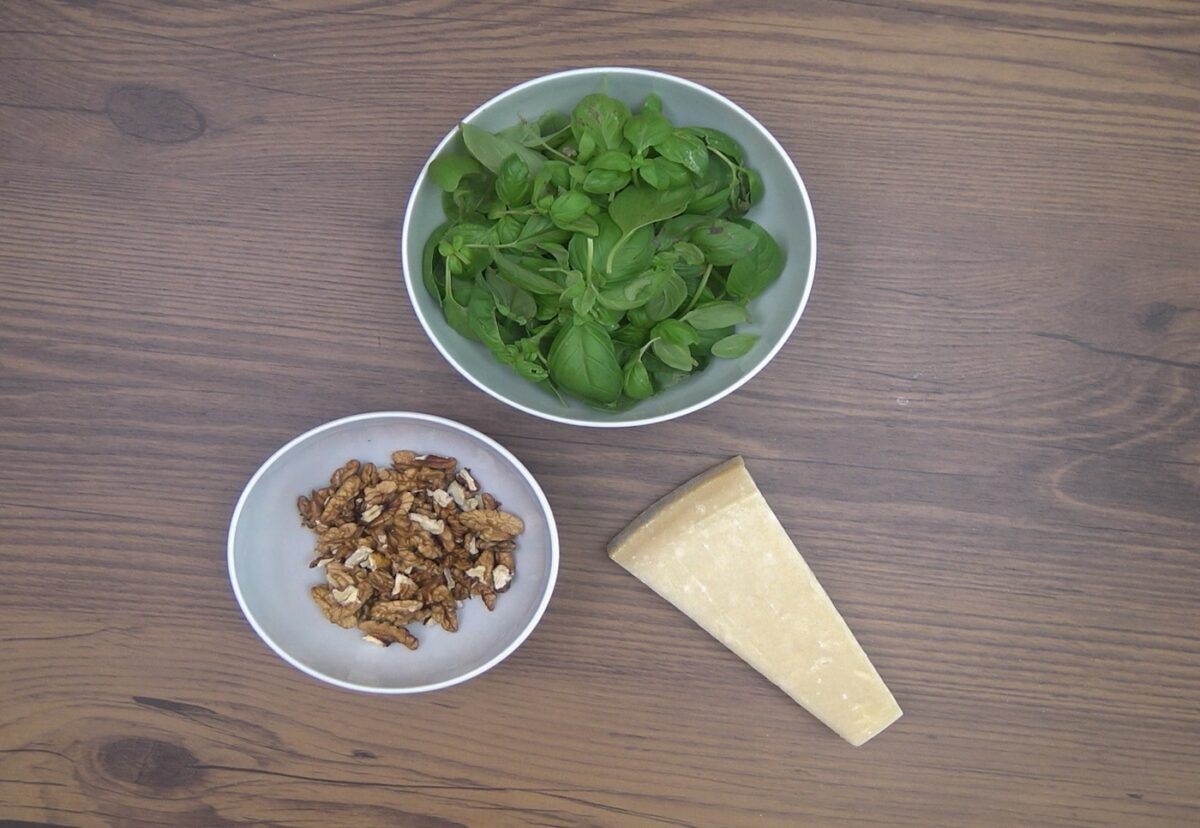 Ensalada de pasta con pesto de nueces. Radiatori con pesto