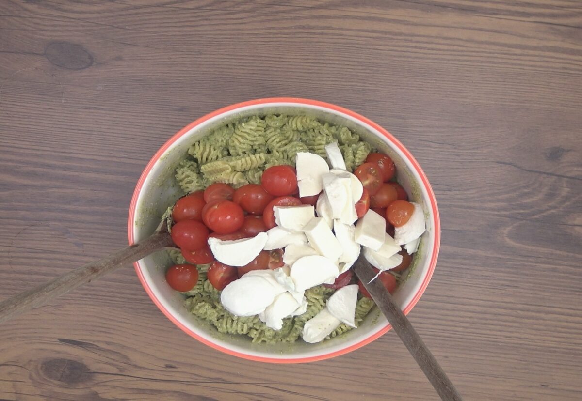 Ensalada de pasta con pesto de nueces. Radiatori con pesto