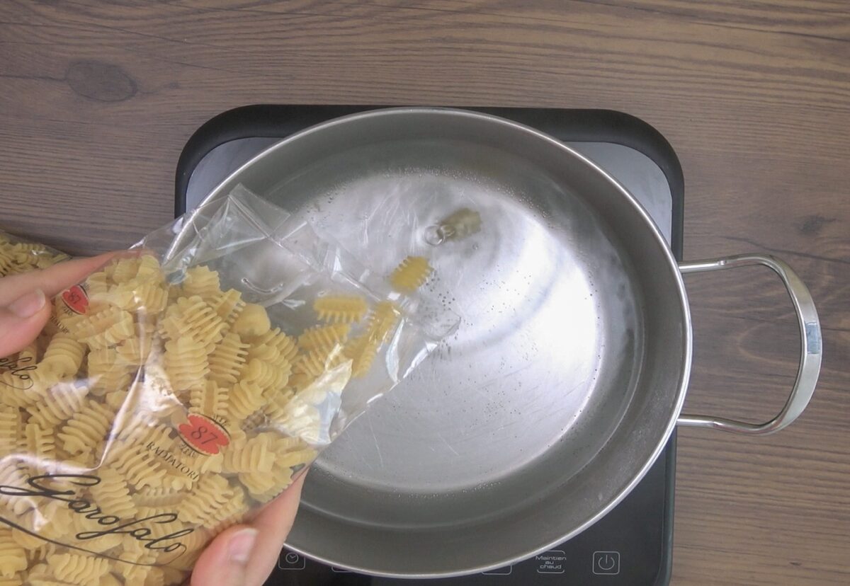 Ensalada de pasta con pesto de nueces. Radiatori con pesto