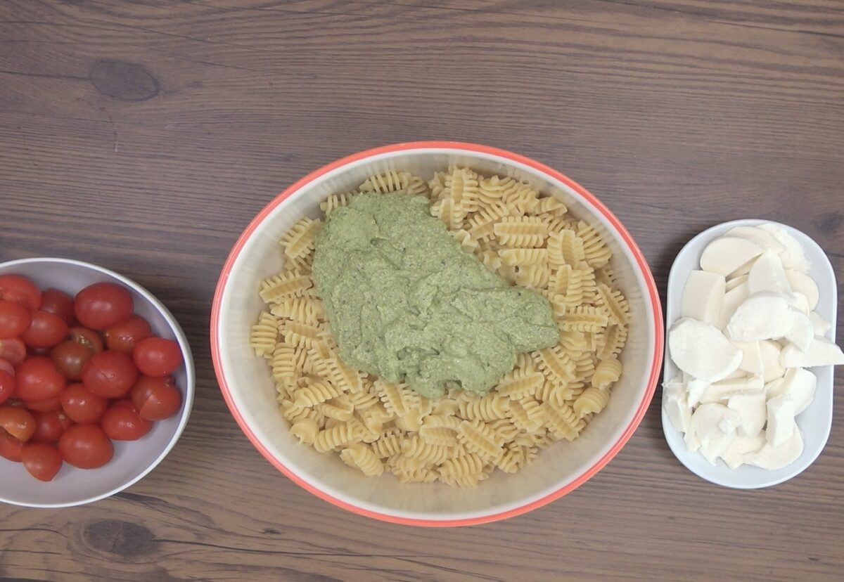 Ensalada de pasta con pesto de nueces. Radiatori con pesto
