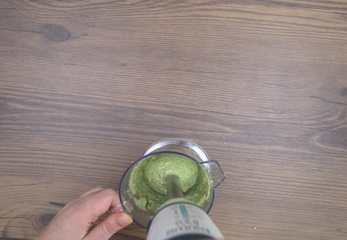 Ensalada de pasta con pesto de nueces. Radiatori con pesto