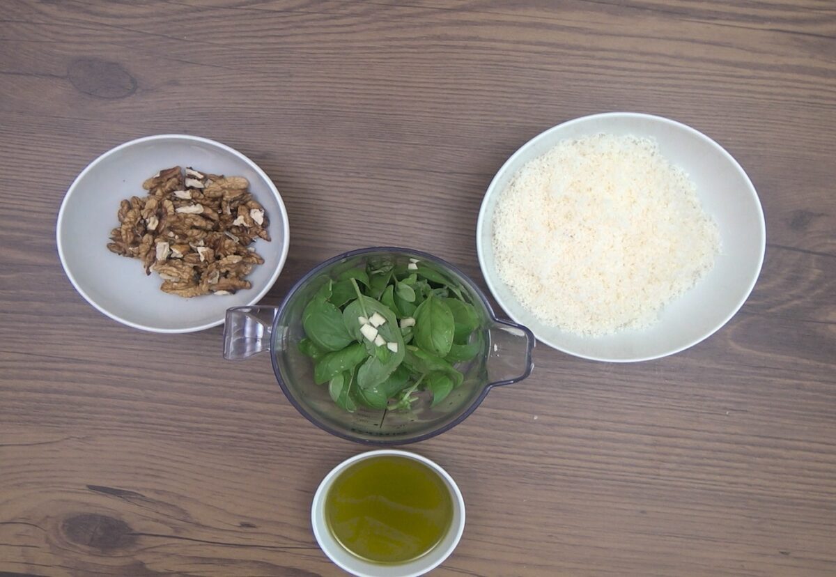 Ensalada de pasta con pesto de nueces. Radiatori con pesto