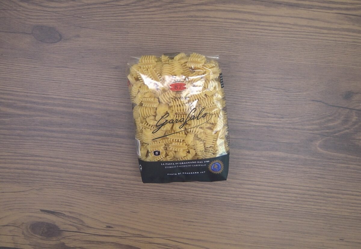 Ensalada de pasta con pesto de nueces. Radiatori con pesto