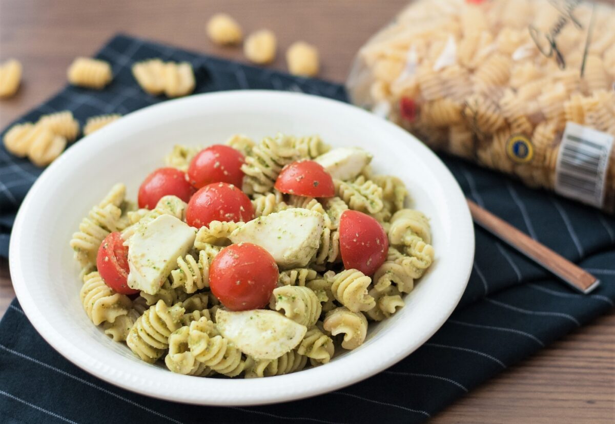 Ensalada de pasta con pesto de nueces. Radiatori con pesto