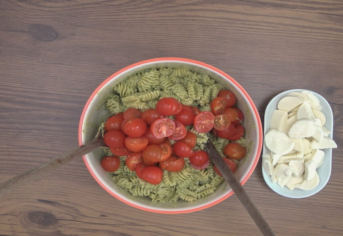 Ensalada de pasta con pesto de nueces. Radiatori con pesto