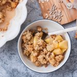 Apple crumble con pipas de girasol