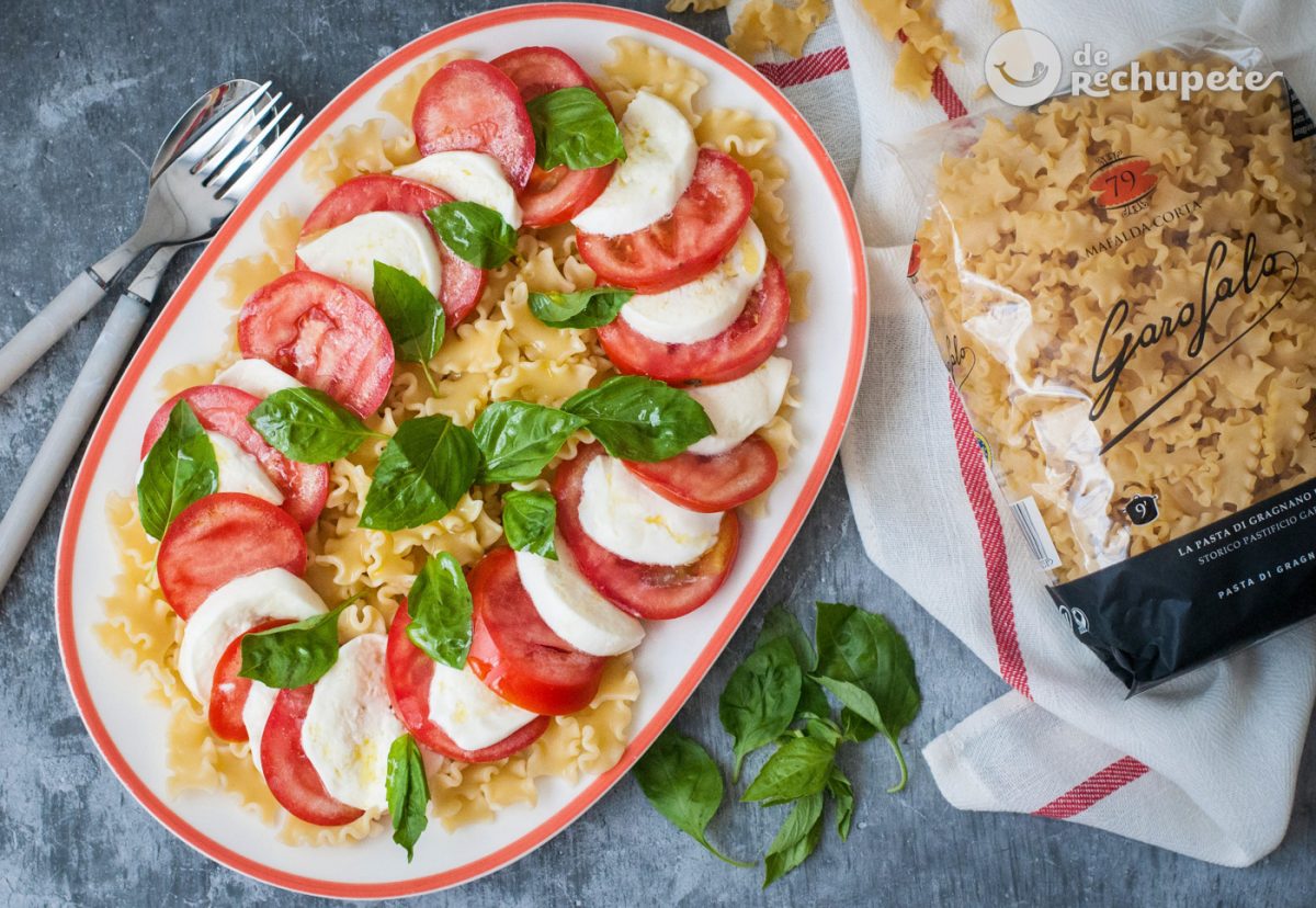 Ensalada de pasta Caprese. Receta italiana fácil para disfrutar en verano