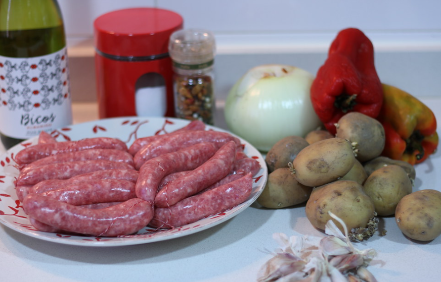 Salchichas al vino. Receta rápida y sabrosa