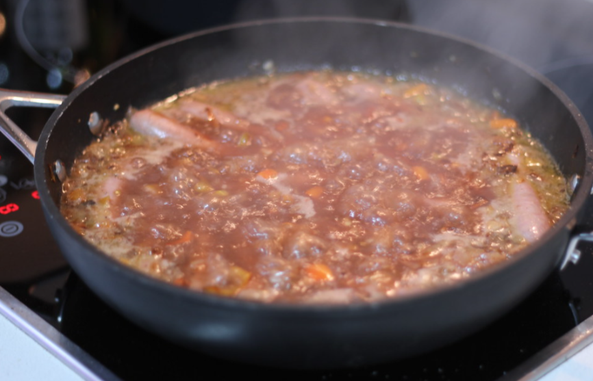 Salchichas al vino. Receta rápida y sabrosa