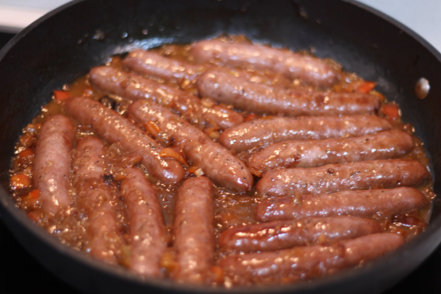 Salchichas al vino. Receta rápida y sabrosa