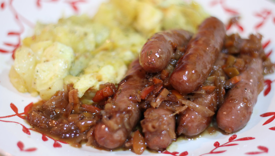 Salchichas al vino. Receta rápida y sabrosa