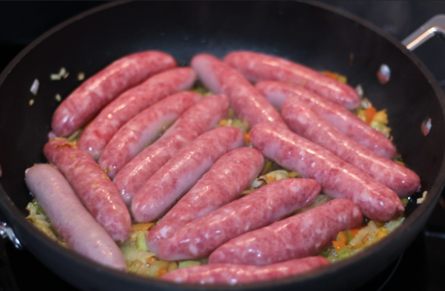 Salchichas al vino. Receta rápida y sabrosa