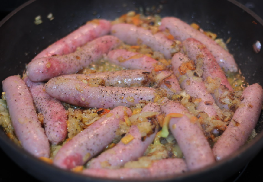 Salchichas al vino. Receta rápida y sabrosa