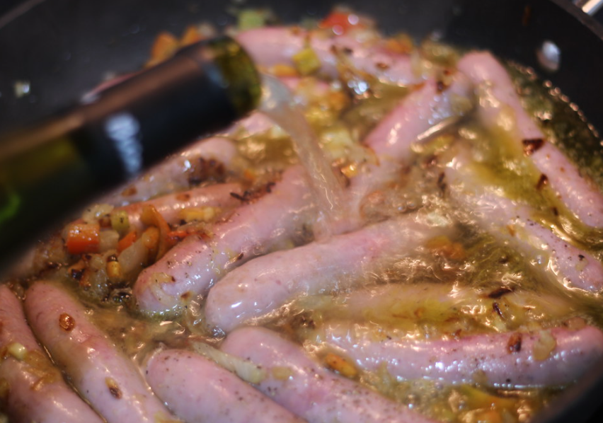 Salchichas al vino. Receta rápida y sabrosa