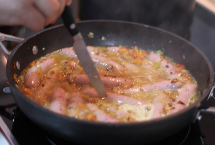 Salchichas al vino. Receta rápida y sabrosa