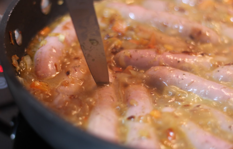 Salchichas al vino. Receta rápida y sabrosa